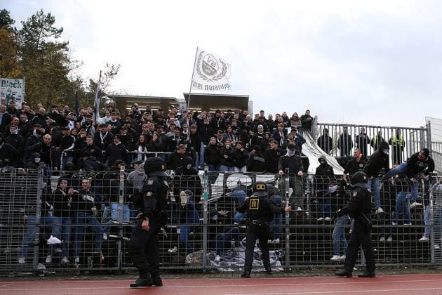 15.11.2025, xrekx, Fussball Regionalliga Suedwest, FC Homburg - SV Sandhausen v.l. Polizei vor dem Gästeblock Gaesteblock (DFL DFB REGULATIONS PROHIBIT ANY USE OF PHOTOGRAPHS as IMAGE SEQUENCES and or QUASI-VIDEO) Homburg
