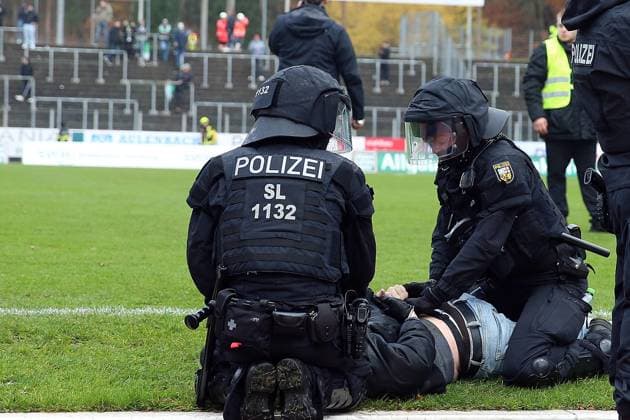 15.11.2025, xrekx, Fussball Regionalliga Suedwest, FC Homburg - SV Sandhausen v.l. Polizei, Festnahme, Sandhausen Fan (DFL DFB REGULATIONS PROHIBIT ANY USE OF PHOTOGRAPHS as IMAGE SEQUENCES and or QUASI-VIDEO) Homburg