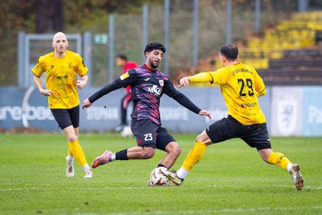 15.11.2025, xovx, Fußball Lotto Hessenliga, FC Gießen - FC Eddersheim v.l. Laurin Vogt (FC Eddersheim), Hassan El-Chaabi (FC Gießen), Jonas Kummer (FC Eddersheim) Gießen Waldstadion Hessen Deutschland (DE)