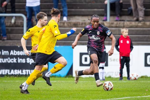 15.11.2025, xovx, Fußball Lotto Hessenliga, FC Gießen - FC Eddersheim v.l. Noah Schmitt (FC Eddersheim), Jörg Finger (FC Eddersheim), Melvin Curtis Njontie (FC Gießen) Gießen Waldstadion Hessen Deutschland (DE)