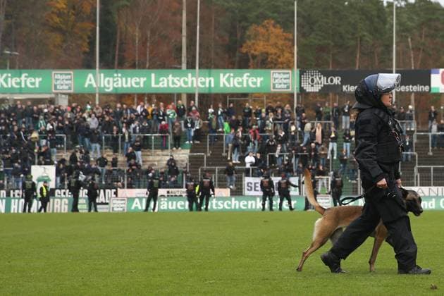 15.11.2025, xrekx, Fussball Regionalliga Suedwest, FC Homburg - SV Sandhausen v.l. Polizei vor dem Homburger Block, Polizeihund (DFL DFB REGULATIONS PROHIBIT ANY USE OF PHOTOGRAPHS as IMAGE SEQUENCES and or QUASI-VIDEO) Homburg