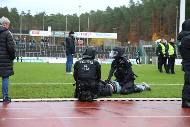 15.11.2025, xrekx, Fussball Regionalliga Suedwest, FC Homburg - SV Sandhausen v.l. Polizei, Festnahme, Sandhausen Fan (DFL DFB REGULATIONS PROHIBIT ANY USE OF PHOTOGRAPHS as IMAGE SEQUENCES and or QUASI-VIDEO) Homburg