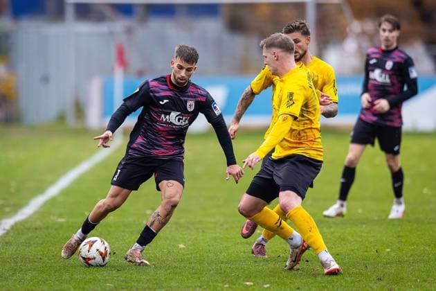 15.11.2025, xovx, Fußball Lotto Hessenliga, FC Gießen - FC Eddersheim v.l. Louis Preisig (FC Gießen), Patrick Schorr (FC Eddersheim), Dominik Wüst (FC Eddersheim), Davide Itter (FC Gießen) Gießen Waldstadion Hessen Deutschland (DE)
