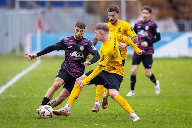 15.11.2025, xovx, Fußball Lotto Hessenliga, FC Gießen - FC Eddersheim v.l. Louis Preisig (FC Gießen), Patrick Schorr (FC Eddersheim), Dominik Wüst (FC Eddersheim), Davide Itter (FC Gießen) Gießen Waldstadion Hessen Deutschland (DE)
