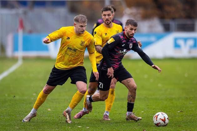 15.11.2025, xovx, Fußball Lotto Hessenliga, FC Gießen - FC Eddersheim v.l. Patrick Schorr (FC Eddersheim), Dominik Wüst (FC Eddersheim), Louis Preisig (FC Gießen) Gießen Waldstadion Hessen Deutschland (DE)