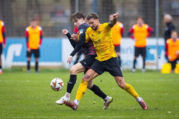 15.11.2025, xovx, Fußball Lotto Hessenliga, FC Gießen - FC Eddersheim v.l. Zweikampf zwischen Davide Itter (FC Gießen) und Dominik Wüst (FC Eddersheim) Gießen Waldstadion Hessen Deutschland (DE)