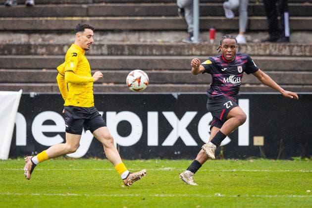 15.11.2025, xovx, Fußball Lotto Hessenliga, FC Gießen - FC Eddersheim v.l. Demyan Imek (FC Eddersheim), Melvin Curtis Njontie (FC Gießen) Gießen Waldstadion Hessen Deutschland (DE)