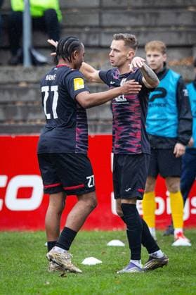 15.11.2025, xovx, Fußball Lotto Hessenliga, FC Gießen - FC Eddersheim v.l. Jubel bei Melvin Curtis Njontie (FC Gießen) und Mirco Geisler (FC Gießen) nach dem Tor zum 2:0 Gießen Waldstadion Hessen Deutschland (DE)