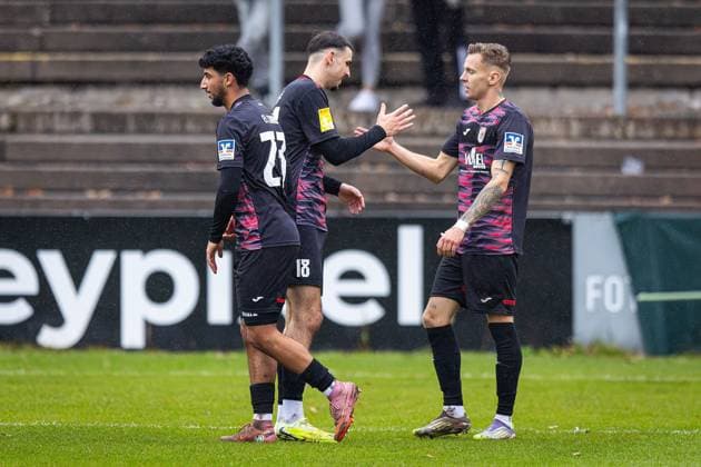 15.11.2025, xovx, Fußball Lotto Hessenliga, FC Gießen - FC Eddersheim v.l. Jubel bei Hassan El-Chaabi (FC Gießen), Elias Cvrlje (FC Gießen) und Mirco Geisler (FC Gießen) nach dem Tor zum 2:0 Gießen Waldstadion Hessen Deutschland (DE)