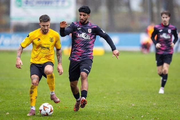 15.11.2025, xovx, Fußball Lotto Hessenliga, FC Gießen - FC Eddersheim v.l. Dominik Wüst (FC Eddersheim), Hassan El-Chaabi (FC Gießen), Davide Itter (FC Gießen) Gießen Waldstadion Hessen Deutschland (DE)