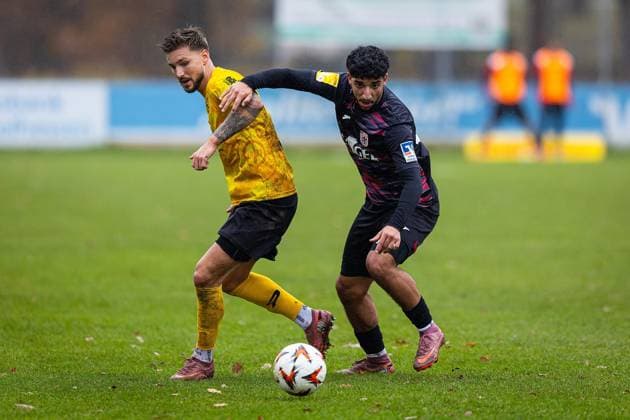 15.11.2025, xovx, Fußball Lotto Hessenliga, FC Gießen - FC Eddersheim v.l. Dominik Wüst (FC Eddersheim), Hassan El-Chaabi (FC Gießen) Gießen Waldstadion Hessen Deutschland (DE)
