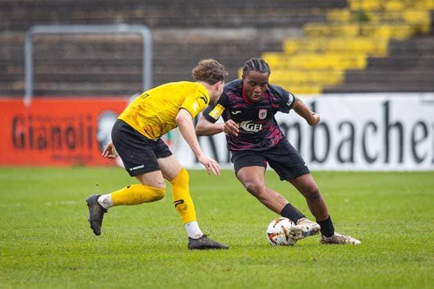 15.11.2025, xovx, Fußball Lotto Hessenliga, FC Gießen - FC Eddersheim v.l. Noah Schmitt (FC Eddersheim), Melvin Curtis Njontie (FC Gießen) Gießen Waldstadion Hessen Deutschland (DE)