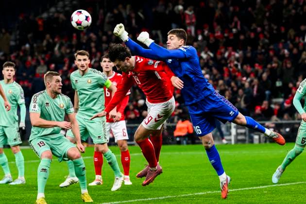 Denmark vs Belarus 15 11 2025 19 BLR Yegor Khvalko, 19 DEN Jonas Wind, 16 BLR Fedor Lapoukhov goalkeeper UEFA World Cup Qualifier Denmark vs Belarus 15 11 2025 Kobenhavn, Denmark 15 November, 2025 UK UEFA European Qualifier World Cup Denmark vs Belarus, Parken, Copenhagen, Denmark Kobenhavn Parken Danmark Copyright: xMichaelxBarrettxBoesenx