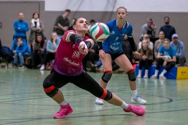 3. Liga Nord Saison 25 26 Volleyball Damen-USV Halle Hurricanes vs. G W Eimsbüttel 3. Liga Nord Volleyball Damen Saison 25 26 USV Halle Hurricanes vs.SV Warnemuende Volleyball Frauen USV Halle Hurricanes vs.SV Warnemünde Halle, Deutschland 15.November 2025: Im Bild:Thyra-Helene Kratzsch (Halle) Halle Saale Sporthalle am Steg Sachsen-Anhalt Deutschland