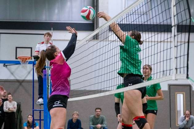 3. Liga Nord Saison 25 26 Volleyball Damen-USV Halle Hurricanes vs. G W Eimsbüttel 3. Liga Nord Volleyball Damen Saison 25 26 USV Halle Hurricanes vs.SV Warnemuende Volleyball Frauen USV Halle Hurricanes vs.SV Warnemünde Halle, Deutschland 15.November 2025: Im Bild:v.li.Rebecca Zilz (Halle) Halle Saale Sporthalle am Steg Sachsen-Anhalt Deutschland