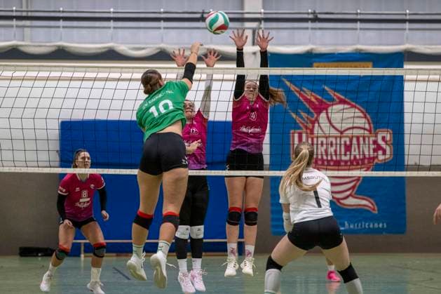 3. Liga Nord Saison 25 26 Volleyball Damen-USV Halle Hurricanes vs. G W Eimsbüttel 3. Liga Nord Volleyball Damen USV Halle Hurricanes vs.G W Eimsbüttel Halle, Deutschland 15.November 2025: Im Bild:v.li.Geeske Camp (Eimsbuettel), Maxi Klupsch (Halle) und Rebecca Zilz (Halle) Halle Saale Sporthalle am Steg Sachsen-Anhalt Deutschland