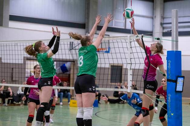 3. Liga Nord Saison 25 26 Volleyball Damen-USV Halle Hurricanes vs. G W Eimsbüttel 3. Liga Nord Volleyball Damen USV Halle Hurricanes vs.G W Eimsbüttel Halle, Deutschland 15.November 2025: Im Bild:v.li.Marieke van Rossum (Eimsbuettel) und Klara Lüttich Luettich (Halle) Halle Saale Sporthalle am Steg Sachsen-Anhalt Deutschland