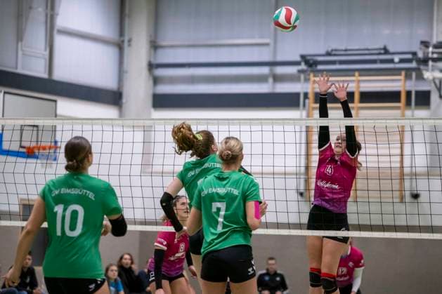 3. Liga Nord Saison 25 26 Volleyball Damen-USV Halle Hurricanes vs. G W Eimsbüttel 3. Liga Nord Volleyball Damen Saison 25 26 USV Halle Hurricanes vs.SV Warnemuende Volleyball Frauen USV Halle Hurricanes vs.SV Warnemünde Halle, Deutschland 15.November 2025: Im Bild:v.li.Cora Hinze (Eimsbuettel), Anisa Sarac (Eimsbuettel) und Rebecca Zilz (Halle) Halle Saale Sporthalle am Steg Sachsen-Anhalt Deutschland
