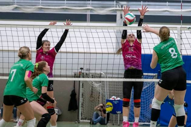 3. Liga Nord Saison 25 26 Volleyball Damen-USV Halle Hurricanes vs. G W Eimsbüttel 3. Liga Nord Volleyball Damen Saison 25 26 USV Halle Hurricanes vs.SV Warnemuende Volleyball Frauen USV Halle Hurricanes vs.SV Warnemünde Halle, Deutschland 15.November 2025: Im Bild:v.li.Thyra-Helene Kratzsch (Halle) und Marieke van Rossum (Eimsbuettel) Halle Saale Sporthalle am Steg Sachsen-Anhalt Deutschland