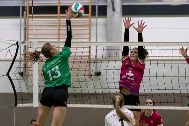 3. Liga Nord Saison 25 26 Volleyball Damen-USV Halle Hurricanes vs. G W Eimsbüttel 3. Liga Nord Volleyball Damen Saison 25 26 USV Halle Hurricanes vs.SV Warnemuende Volleyball Frauen USV Halle Hurricanes vs.SV Warnemünde Halle, Deutschland 15.November 2025: Im Bild:v.li.Jana Rothaug (Eimsbuettel) und Anabell Ahlert (Halle) Halle Saale Sporthalle am Steg Sachsen-Anhalt Deutschland