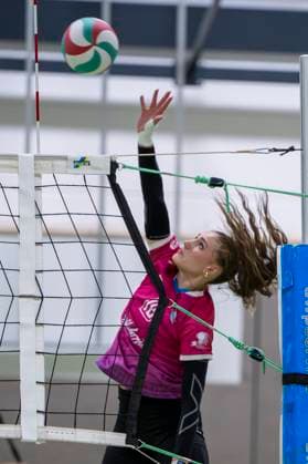 3. Liga Nord Saison 25 26 Volleyball Damen-USV Halle Hurricanes vs. G W Eimsbüttel 3. Liga Nord Volleyball Damen Saison 25 26 USV Halle Hurricanes vs.SV Warnemuende Volleyball Frauen USV Halle Hurricanes vs.SV Warnemünde Halle, Deutschland 15.November 2025: Im Bild:Thyra-Helene Kratzsch (Halle) Halle Saale Sporthalle am Steg Sachsen-Anhalt Deutschland