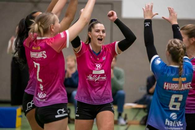 3. Liga Nord Saison 25 26 Volleyball Damen-USV Halle Hurricanes vs. G W Eimsbüttel 3. Liga Nord Volleyball Damen Saison 25 26 USV Halle Hurricanes vs.SV Warnemuende Volleyball Frauen USV Halle Hurricanes vs.SV Warnemünde Halle, Deutschland 15.November 2025: Im Bild:v.li.Klara Lüttich Luettich (Halle), Anabell Ahlert (Halle) und Fabienne Saemisch (Halle) Halle Saale Sporthalle am Steg Sachsen-Anhalt Deutschland