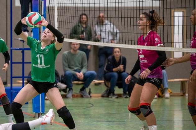 3. Liga Nord Saison 25 26 Volleyball Damen-USV Halle Hurricanes vs. G W Eimsbüttel 3. Liga Nord Volleyball Damen Saison 25 26 USV Halle Hurricanes vs.SV Warnemuende Volleyball Frauen USV Halle Hurricanes vs.SV Warnemünde Halle, Deutschland 15.November 2025: Im Bild:v.li.Cora Hinze (Eimsbuettel) und Anabell Ahlert (Halle) Halle Saale Sporthalle am Steg Sachsen-Anhalt Deutschland