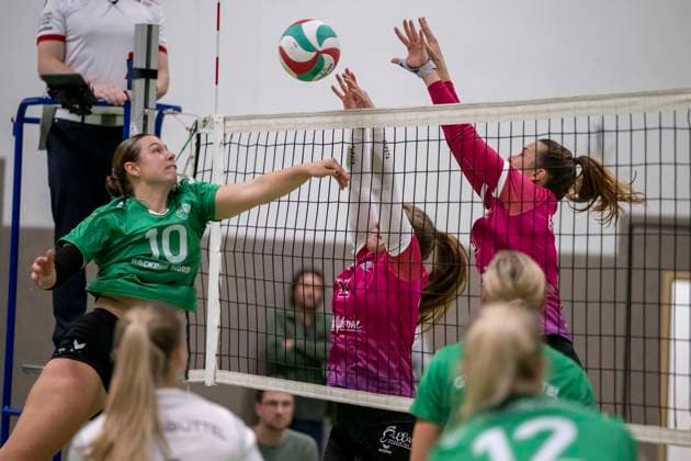 3. Liga Nord Saison 25 26 Volleyball Damen-USV Halle Hurricanes vs. G W Eimsbüttel 3. Liga Nord Volleyball Damen Saison 25 26 USV Halle Hurricanes vs.SV Warnemuende Volleyball Frauen USV Halle Hurricanes vs.SV Warnemünde Halle, Deutschland 15.November 2025: Im Bild:v.li.Geeske Camp (Eimsbuettel, Maxi Klupsch (Halle) und Thyra-Helene Kratzsch (Halle) Halle Saale Sporthalle am Steg Sachsen-Anhalt Deutschland