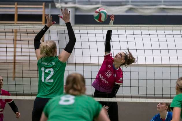 3. Liga Nord Saison 25 26 Volleyball Damen-USV Halle Hurricanes vs. G W Eimsbüttel 3. Liga Nord Volleyball Damen Saison 25 26 USV Halle Hurricanes vs.SV Warnemuende Volleyball Frauen USV Halle Hurricanes vs.SV Warnemünde Halle, Deutschland 15.November 2025: Im Bild:v.li.Lara Kilian (Eimsbuettel) und Thyra-Helene Kratzsch (Halle) Halle Saale Sporthalle am Steg Sachsen-Anhalt Deutschland