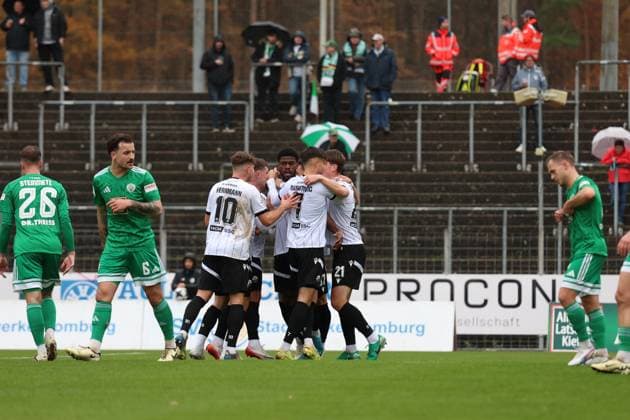 15.11.2025, xrekx, Fussball Regionalliga Suedwest, FC Homburg - SV Sandhausen v.l. Torjubel nach dem Tor zum celebrating the goal celebrate 0:1 durch Kwabe Schulz (SV Sandhausen) (DFL DFB REGULATIONS PROHIBIT ANY USE OF PHOTOGRAPHS as IMAGE SEQUENCES and or QUASI-VIDEO) Homburg