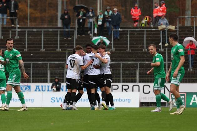 15.11.2025, xrekx, Fussball Regionalliga Suedwest, FC Homburg - SV Sandhausen v.l. Torjubel nach dem Tor zum celebrating the goal celebrate 0:1 durch Kwabe Schulz (SV Sandhausen) (DFL DFB REGULATIONS PROHIBIT ANY USE OF PHOTOGRAPHS as IMAGE SEQUENCES and or QUASI-VIDEO) Homburg