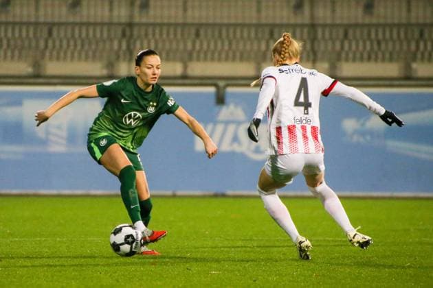 15.11.2025, xgrfx, Fussball DFB Pokal Frauen Achtelfinale , VfL Wolfsburg - SC Freiburg v.l. Joelle Wedemeyer (VfL Wolfsburg), Meret Felde (SC Freiburg) (DFL DFB REGULATIONS PROHIBIT ANY USE OF PHOTOGRAPHS as IMAGE SEQUENCES and or QUASI-VIDEO) AOK Stadion