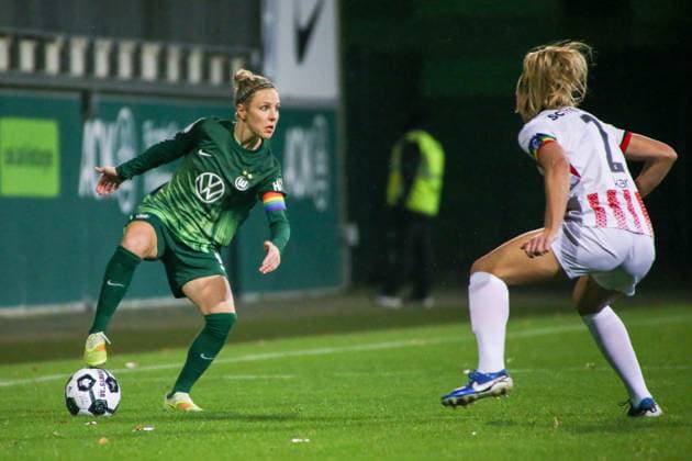 15.11.2025, xgrfx, Fussball DFB Pokal Frauen Achtelfinale , VfL Wolfsburg - SC Freiburg v.l. Svenja Huth (VfL Wolfsburg), Lisa Karl (SC Freiburg) (DFL DFB REGULATIONS PROHIBIT ANY USE OF PHOTOGRAPHS as IMAGE SEQUENCES and or QUASI-VIDEO) AOK Stadion