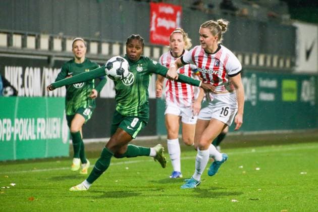 15.11.2025, xgrfx, Fussball DFB Pokal Frauen Achtelfinale , VfL Wolfsburg - SC Freiburg v.l. Lineth Beerensteyn (VfL Wolfsburg), Greta Stegemann (SC Freiburg) (DFL DFB REGULATIONS PROHIBIT ANY USE OF PHOTOGRAPHS as IMAGE SEQUENCES and or QUASI-VIDEO) AOK Stadion