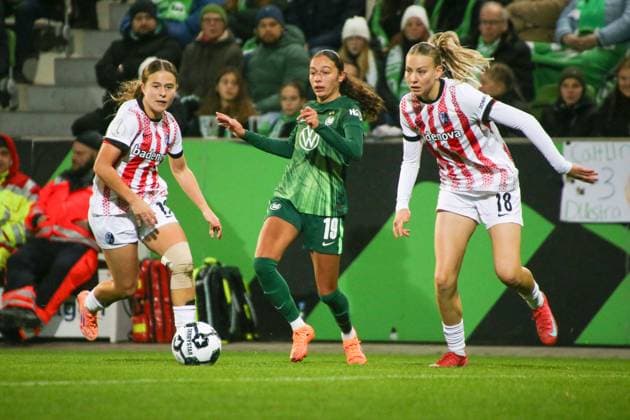 15.11.2025, xgrfx, Fussball DFB Pokal Frauen Achtelfinale , VfL Wolfsburg - SC Freiburg v.l. Nia Szenk (SC Freiburg), Kessya Bussy (VfL Wolfsburg), Mia-Lena Maas (SC Freiburg) (DFL DFB REGULATIONS PROHIBIT ANY USE OF PHOTOGRAPHS as IMAGE SEQUENCES and or QUASI-VIDEO) AOK Stadion