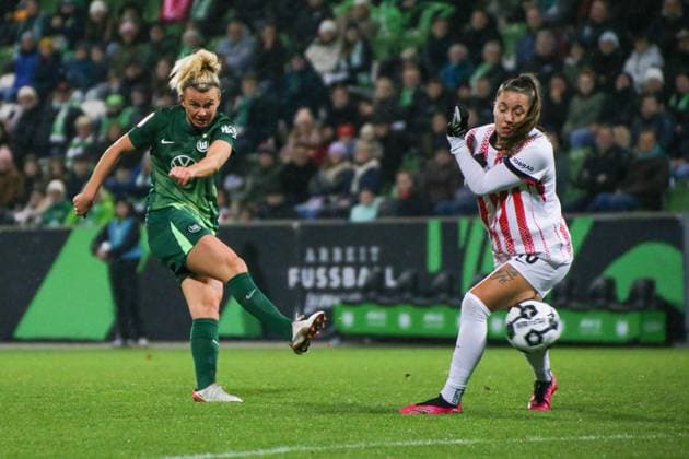 15.11.2025, xgrfx, Fussball DFB Pokal Frauen Achtelfinale , VfL Wolfsburg - SC Freiburg v.l. Lena Lattwein (VfL Wolfsburg), Aurelie Csillag (SC Freiburg) (DFL DFB REGULATIONS PROHIBIT ANY USE OF PHOTOGRAPHS as IMAGE SEQUENCES and or QUASI-VIDEO) AOK Stadion
