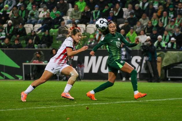 15.11.2025, xgrfx, Fussball DFB Pokal Frauen Achtelfinale , VfL Wolfsburg - SC Freiburg v.l. Nia Szenk (SC Freiburg), Kessya Bussy (VfL Wolfsburg) (DFL DFB REGULATIONS PROHIBIT ANY USE OF PHOTOGRAPHS as IMAGE SEQUENCES and or QUASI-VIDEO) AOK Stadion