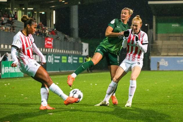 15.11.2025, xgrfx, Fussball DFB Pokal Frauen Achtelfinale , VfL Wolfsburg - SC Freiburg v.l. Aurelie Csillag (SC Freiburg), Alexandra Popp (VfL Wolfsburg), Meret Felde (SC Freiburg) (DFL DFB REGULATIONS PROHIBIT ANY USE OF PHOTOGRAPHS as IMAGE SEQUENCES and or QUASI-VIDEO) AOK Stadion
