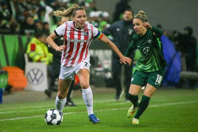 15.11.2025, xgrfx, Fussball DFB Pokal Frauen Achtelfinale , VfL Wolfsburg - SC Freiburg v.l. Lisa Karl (SC Freiburg), Svenja Huth (VfL Wolfsburg) (DFL DFB REGULATIONS PROHIBIT ANY USE OF PHOTOGRAPHS as IMAGE SEQUENCES and or QUASI-VIDEO) AOK Stadion