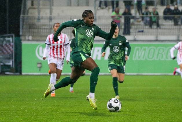 15.11.2025, xgrfx, Fussball DFB Pokal Frauen Achtelfinale , VfL Wolfsburg - SC Freiburg v.l. Lineth Beerensteyn (VfL Wolfsburg) (DFL DFB REGULATIONS PROHIBIT ANY USE OF PHOTOGRAPHS as IMAGE SEQUENCES and or QUASI-VIDEO) AOK Stadion