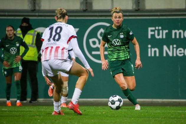 15.11.2025, xgrfx, Fussball DFB Pokal Frauen Achtelfinale , VfL Wolfsburg - SC Freiburg v.l. Mia-Lena Maas (SC Freiburg), Lena Lattwein (VfL Wolfsburg) (DFL DFB REGULATIONS PROHIBIT ANY USE OF PHOTOGRAPHS as IMAGE SEQUENCES and or QUASI-VIDEO) AOK Stadion