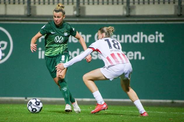 15.11.2025, xgrfx, Fussball DFB Pokal Frauen Achtelfinale , VfL Wolfsburg - SC Freiburg v.l. Lena Lattwein (VfL Wolfsburg), Mia-Lena Maas (SC Freiburg) (DFL DFB REGULATIONS PROHIBIT ANY USE OF PHOTOGRAPHS as IMAGE SEQUENCES and or QUASI-VIDEO) AOK Stadion