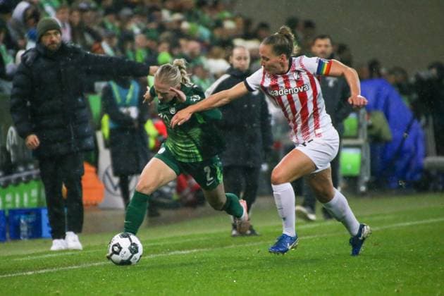 15.11.2025, xgrfx, Fussball DFB Pokal Frauen Achtelfinale , VfL Wolfsburg - SC Freiburg v.l. Thea Bjelde (VfL Wolfsburg), Lisa Karl (SC Freiburg) (DFL DFB REGULATIONS PROHIBIT ANY USE OF PHOTOGRAPHS as IMAGE SEQUENCES and or QUASI-VIDEO) AOK Stadion