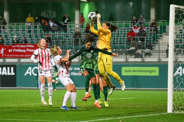 15.11.2025, xgrfx, Fussball DFB Pokal Frauen Achtelfinale , VfL Wolfsburg - SC Freiburg v.l. Kessya Bussy (VfL Wolfsburg), Laura Benkrath (SC Freiburg) (DFL DFB REGULATIONS PROHIBIT ANY USE OF PHOTOGRAPHS as IMAGE SEQUENCES and or QUASI-VIDEO) AOK Stadion