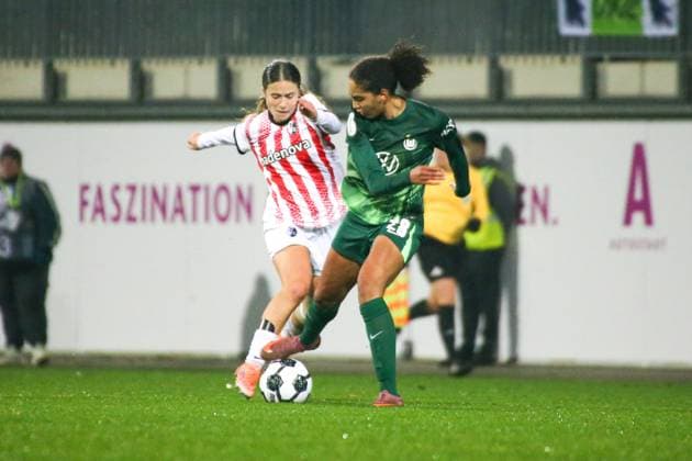 15.11.2025, xgrfx, Fussball DFB Pokal Frauen Achtelfinale , VfL Wolfsburg - SC Freiburg v.l. Nia Szenk (SC Freiburg), Cora Zicai (VfL Wolfsburg) (DFL DFB REGULATIONS PROHIBIT ANY USE OF PHOTOGRAPHS as IMAGE SEQUENCES and or QUASI-VIDEO) AOK Stadion