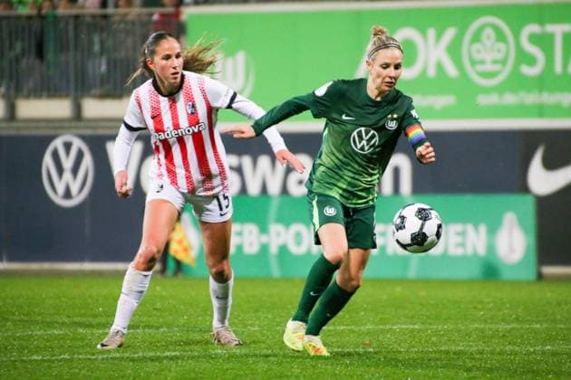 15.11.2025, xgrfx, Fussball DFB Pokal Frauen Achtelfinale , VfL Wolfsburg - SC Freiburg v.l.Maj Schneider (SC Freiburg), Svenja Huth (VfL Wolfsburg) (DFL DFB REGULATIONS PROHIBIT ANY USE OF PHOTOGRAPHS as IMAGE SEQUENCES and or QUASI-VIDEO) AOK Stadion