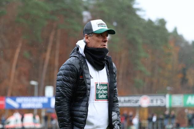15.11.2025, xrekx, Fussball Regionalliga Suedwest, FC Homburg - SV Sandhausen v.l. Roland Seitz Trainer (FC 08 Homburg) vor dem Spiel (DFL DFB REGULATIONS PROHIBIT ANY USE OF PHOTOGRAPHS as IMAGE SEQUENCES and or QUASI-VIDEO) Homburg