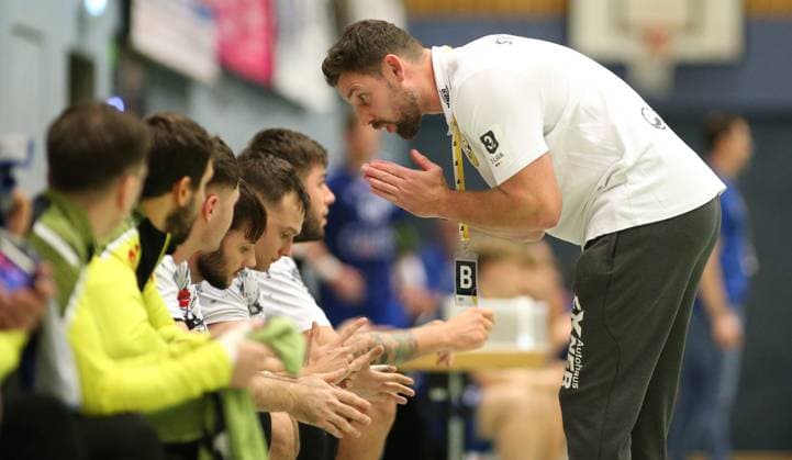 Handball, Saison 2025 2026, 3. Liga, Staffel Nord-Ost, HG Hamburg-Barmbek - SV 04 Plauen-Oberlosa. Coach Ladislav Brykner (Plauen). Barmbek Hamburg