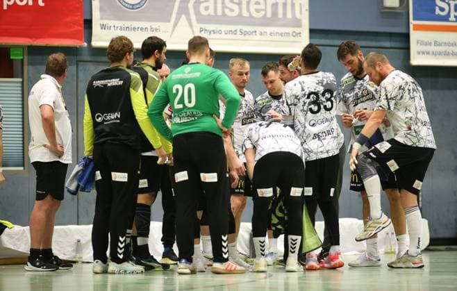Handball, Saison 2025 2026, 3. Liga, Staffel Nord-Ost, HG Hamburg-Barmbek - SV 04 Plauen-Oberlosa. Mannschaftskreis Plauen-Oberlosa bei Auszeit. Barmbek Hamburg
