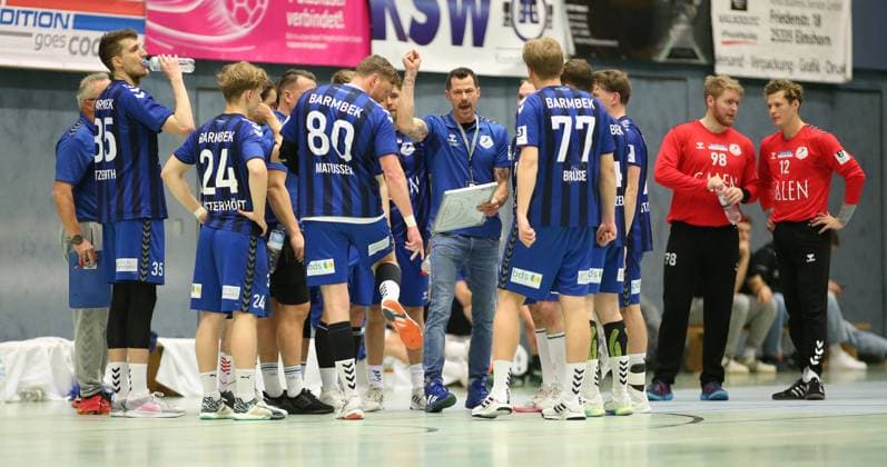 Handball, Saison 2025 2026, 3. Liga, Staffel Nord-Ost, HG Hamburg-Barmbek - SV 04 Plauen-Oberlosa. Mannschaftskreis Barmbek bei Auszeit. Barmbek Hamburg